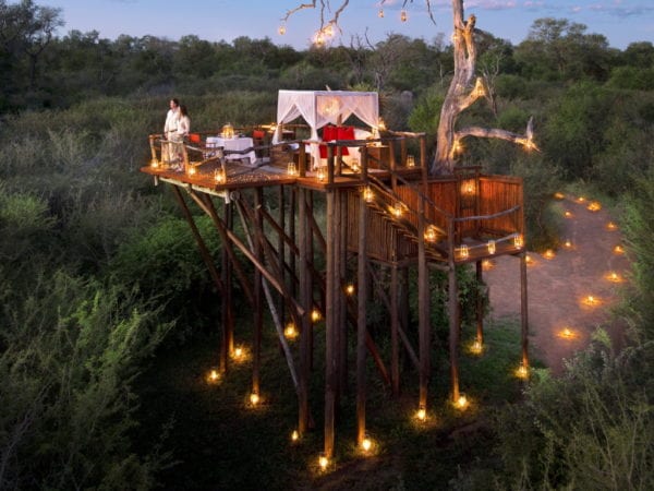 Terrasse romantique à ciel ouvert dans la brousse africaine au Kruger