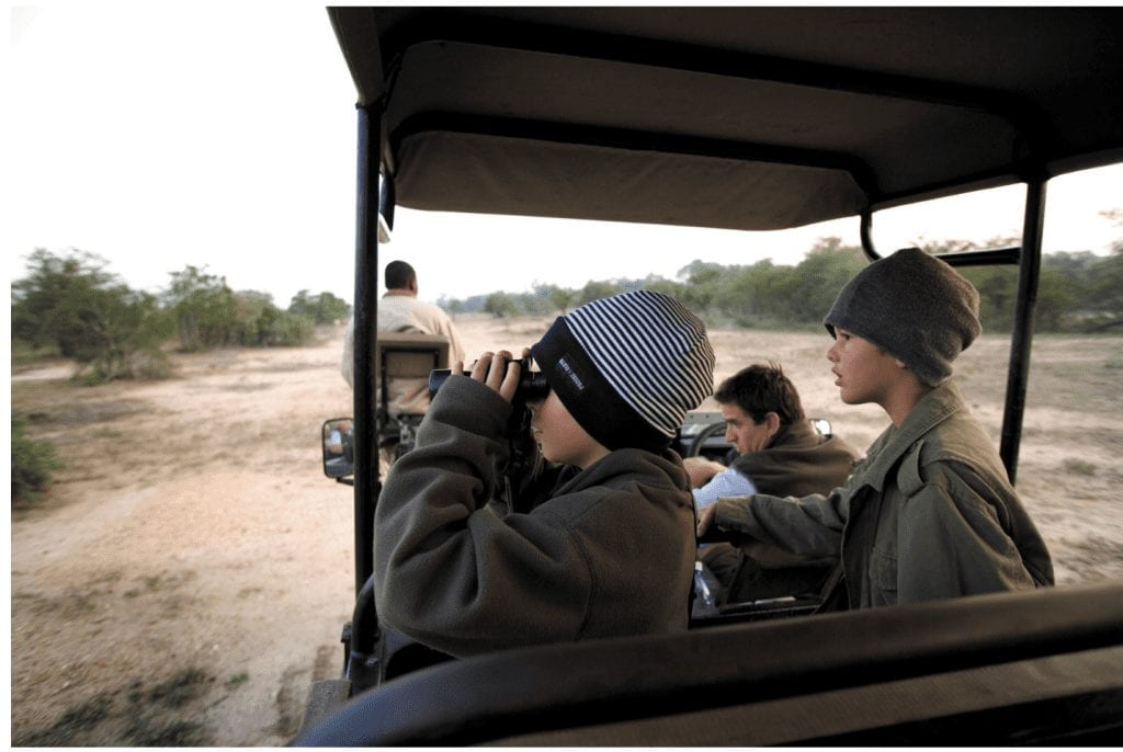 Deux enfants sur un véhicule safari dans le Parc Kruger en Afrique du Sud.