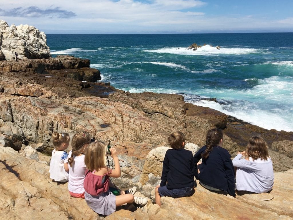 Familievakantie in Afrika: kinderen om walvissen te spotten in Hermanus in Zuid-Afrika.