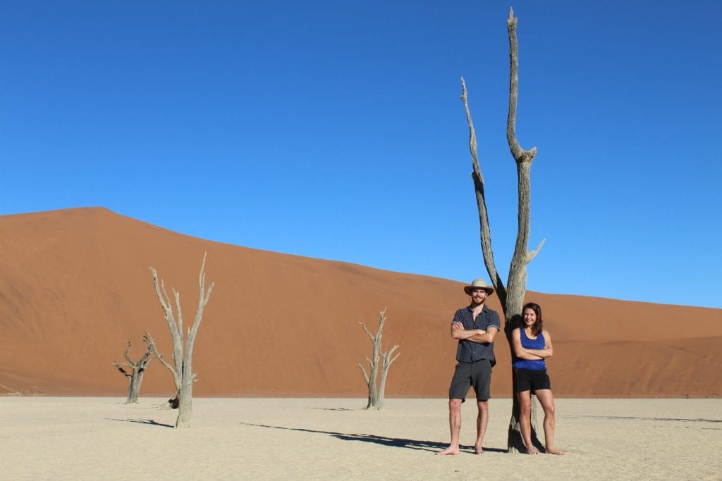 Virgile et Vanessa rangers de l'agence South African Travellers, posant à Dead Vlei