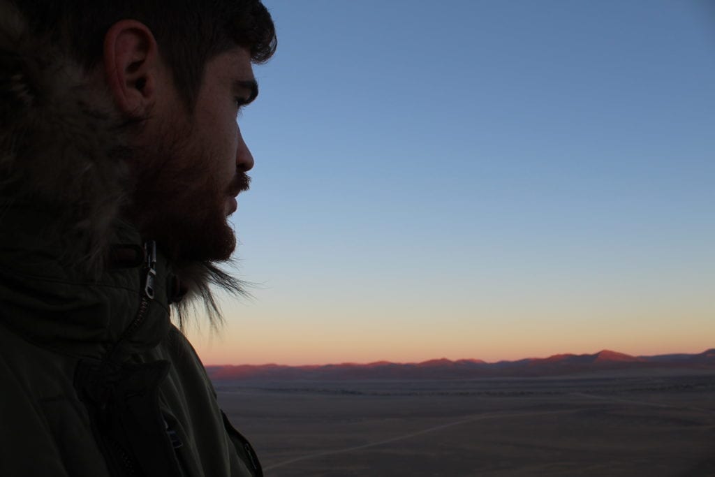 Notre ranger Virgile admirant la vue depuis la montoglfière qui survole le Namib.