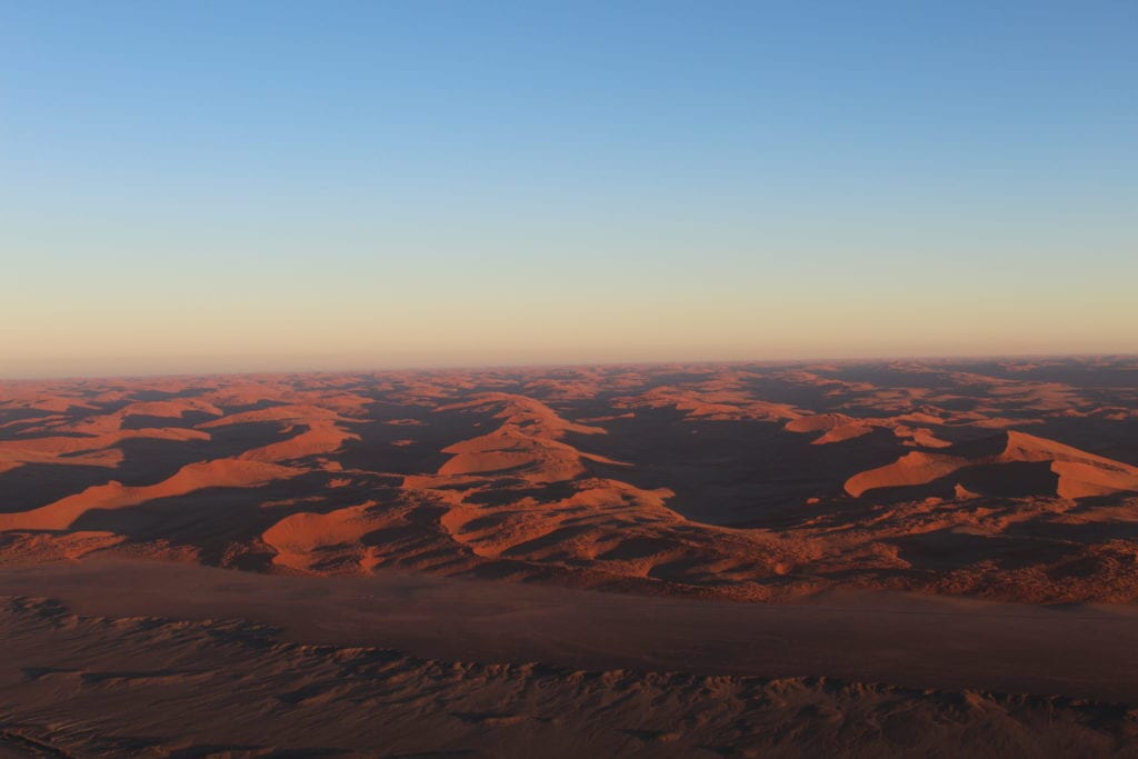 Sossusvlei vu du ciel lors du vol en montgolfière en Namibie