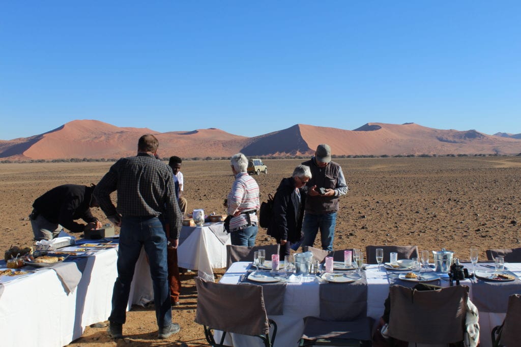 Une table de petit-déjeuner dans le désert. après le vol en montgolfière en Namibie.