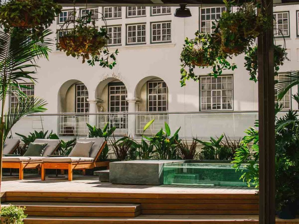 Piscine et terrasse du Gigi Rooftop à Gorgeous George