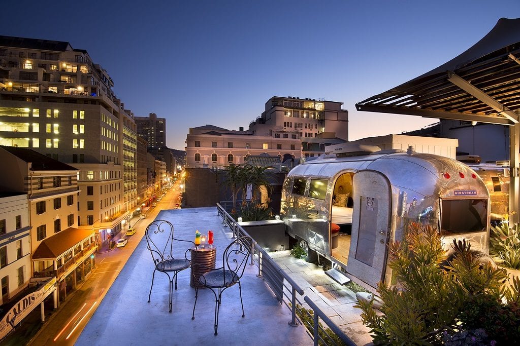 Rooftop du Grand Daddy Hotel et ses suites luxueuses en caravanes d'aluminium