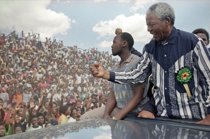 Photographie de Nelson Mandela devant la foule lors d'une campagne électorale
