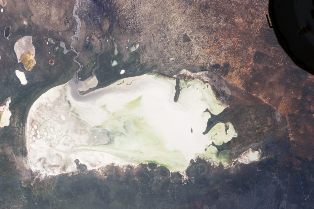 Le lac asséché du Parc National d'Etosha vu depuis l'espace