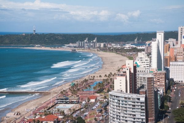 Le bord de mer de Durban, entre océan et paysage industriel