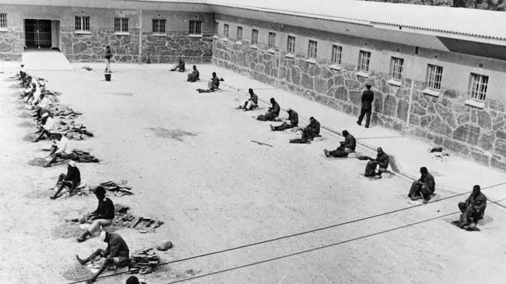 La prison de Mandela et ses détenus en pleine corvée sous le soleil du Cap.