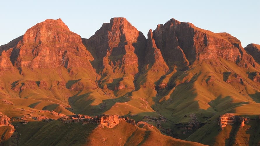 Drakensberg National Park et ses montagnes au coucher du soleil - Article randonnées du Drakensberg