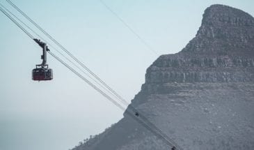 Cable Car de Table Mountain avec Lion's Head en arrière plan