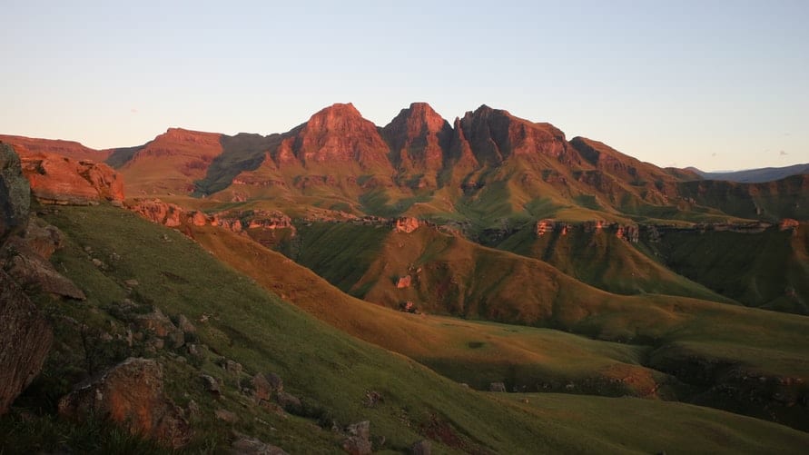 Drakensberg National Park et ses montagnes au coucher du soleil - Article randonnées du Drakensberg