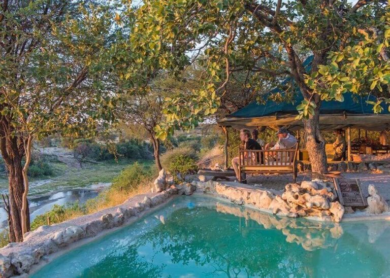 Deck extérieur et pisicine turquoise - Voyage safari au Botswana en famille - SATravellers