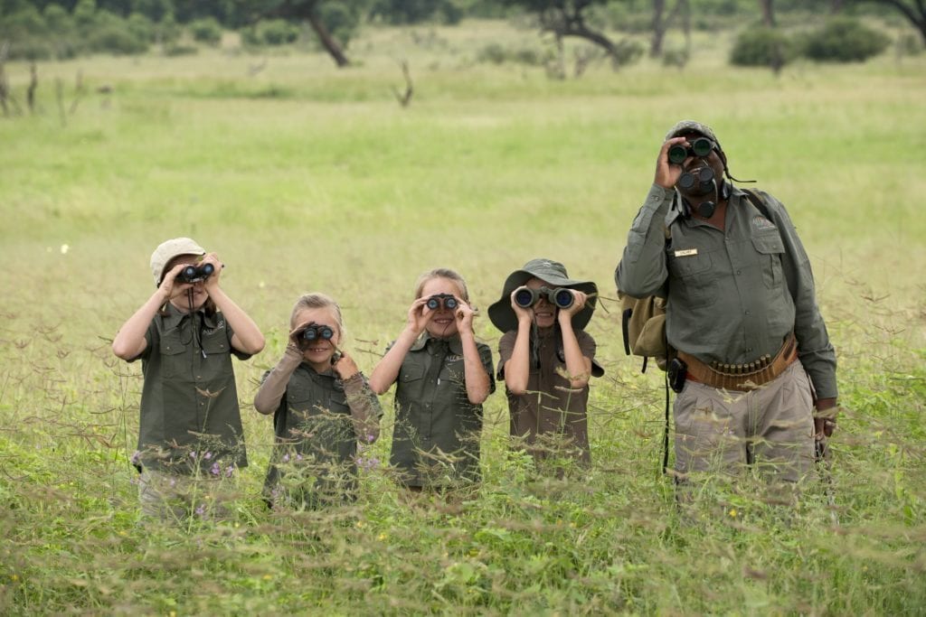 Les enfants et le guide en safari au Botswana - SATravellers