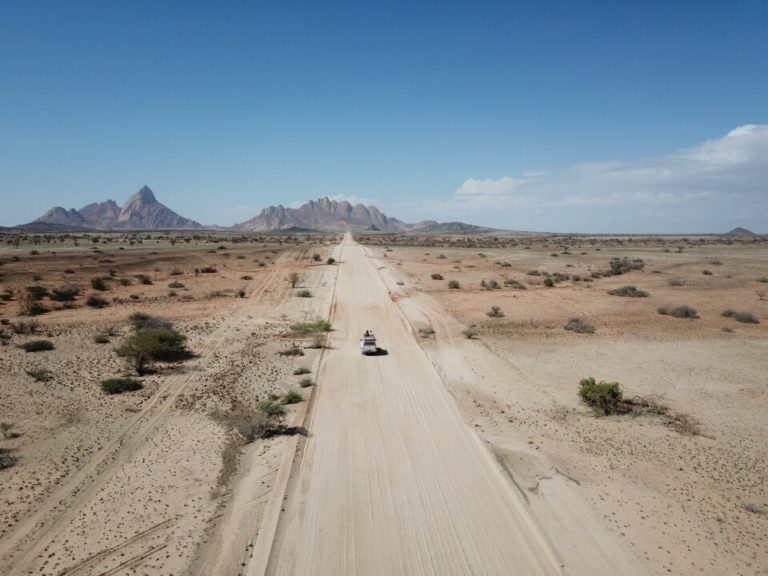 La route pour rejoindre Spitzkoppe en Namibie