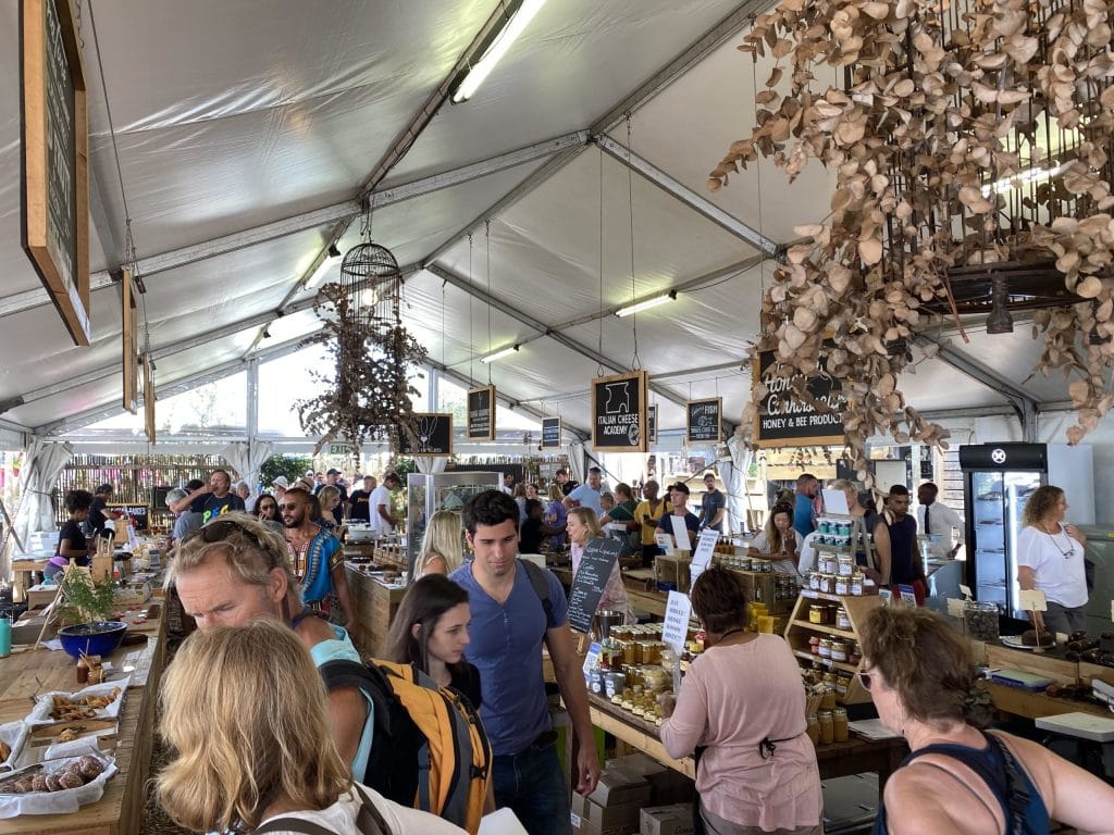 Ambiance du marché Oranjezicht au Cap