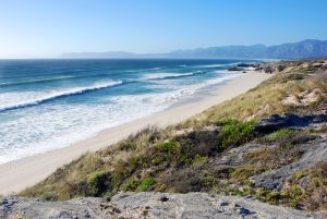 Tourisme en Afrique du Sud : route panoramique entre l'océan Atlantique et les montagnes du Cap