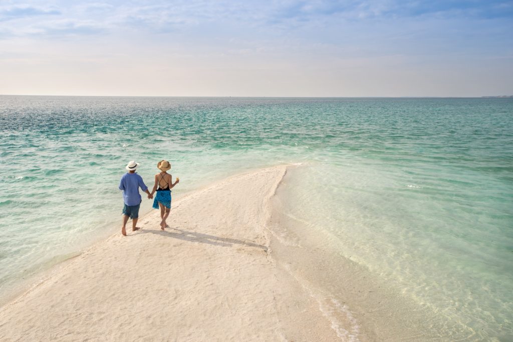 Couple sur la plage de l'île de Benguerra, archipel de Bazaruto