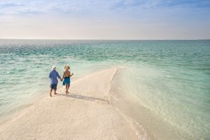 Couple sur la plage de l'île de Benguerra, archipel de Bazaruto